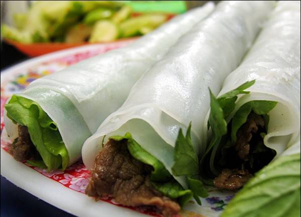 Phở cuốn ngon nhất là khi được dọn lên bàn nóng hổi