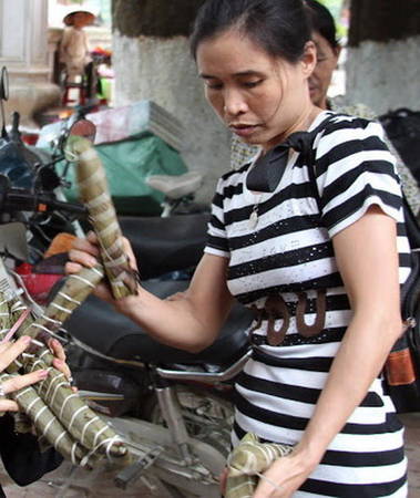 Tất bật bán bánh tẻ Sơn Tây cho du khách