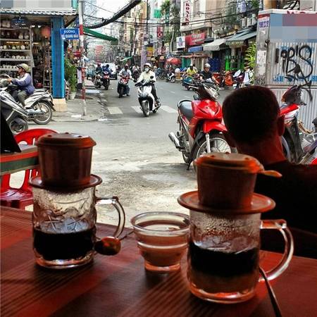 Không bia rượu, chỉ cà phê phin là đủ cho một buổi sáng đẹp trời ở phố Tây.