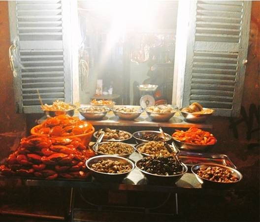 Có những khoảnh khắc không gian lắng đọng như đợi cảm xúc vỡ òa ra...
