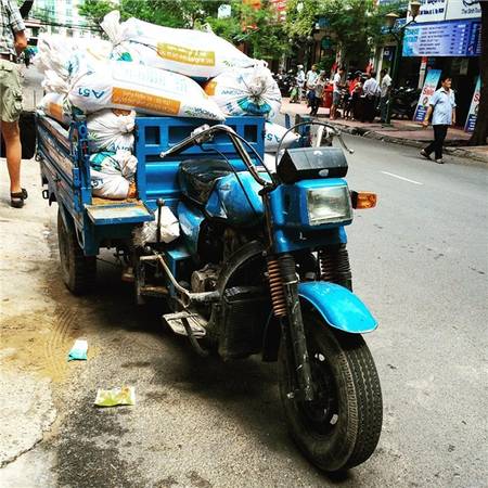 Khác xa với vẻ hào hoa vào ban đêm, ban ngày, có những mảnh đời cứ mãi tảo tần.