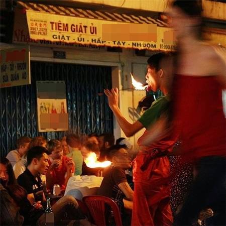 Vì mưu sinh, họ bất chấp hiểm nguy.