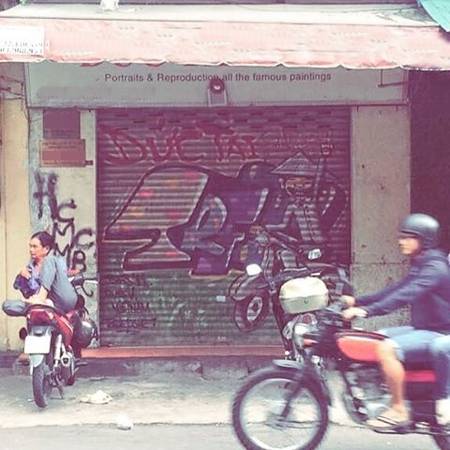 Nhịp sống cứ thế trôi thật nhanh nhưng chẳng đợi chờ ai, nhưng có những người vẫn lặng lẽ chờ đợi.