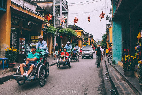 Những vị khách nước ngoài thích thú với dịch vụ xích lô khi du lịch Hội An.