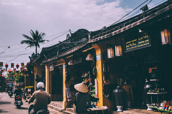 Màu sắc đặc trưng ở đây là màu vàng, với những kiến trúc xưa cũ thu hút ánh nhìn của khách lạ phương xa.
