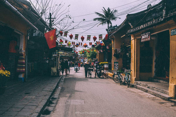 Chúng tôi đi dạo quanh các con phố cũ của Hội An. Những người lần đầu đến dây đều thích thú ngắm từng góc của nơi này.