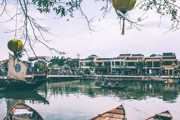 Đi thuyền trên sông là một dịch vụ rất thú vị ở Hội An.