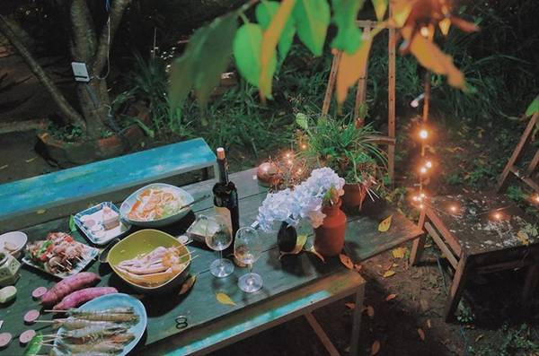 Trong mảnh vườn còn có hồ cá, chiếc bàn dài đặt dưới gốc cây anh đào, nơi bạn có thể quây quần bên bạn bè, người thương quanh bếp than hồng để thưởng thức bữa tiệc BBQ tự tay chuẩn bị, rồi cùng nhau trò chuyện rôm rả bên ly rượu vang, một cảm giác chỉ có ở Đà Lạt.