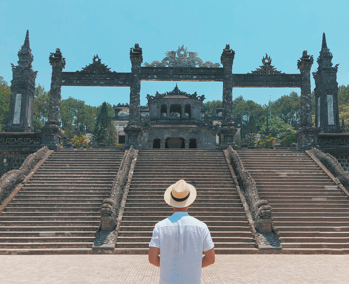Nguyễn Tý đến từ Cần Thơ, hiện đang làm thiết kế đồ hoạ tại TP HCM. Tý có sở thích đi du lịch, từng đặt chân đến nhiều nước như Nhật Bản, Thái Lan, Singapore hay nhiều tỉnh thành ở Việt Nam. Hiện chàng trai trẻ sở hữu tài khoản Instagram gần 20.000 lượt theo dõi.  Đã được nghe kể nhiều lần và ấn tượng bởi sự hoành tráng và yếu tố thẩm mỹ của cung điện tại Huế, Tý chia sẻ đã dành một ngày khám phá cố đô trong chuyến đi vừa qua.