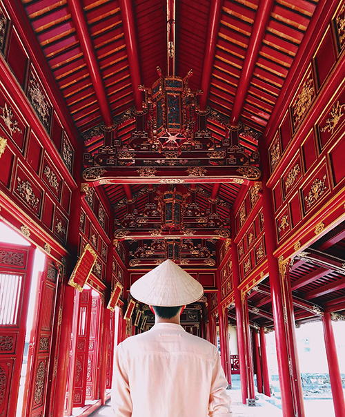 Chia sẻ về niềm đam mê dành cho du lịch, Tý nói mỗi lần đến một địa điểm thì chàng trai đều thích tự trải nghiệm vì những thông tin hay hình ảnh từ nhiều nguồn sẽ không hoàn toàn giống như thực tế. "Chính vì vậy mà mình luôn muốn ghi lại những hình chân thực đến để chia sẻ cho mọi người".  Khi được hỏi về Huế, chàng trai chia sẻ: "Hơn 30 năm là sự cống hiến lớn lao của nhiều người đã tạo dựng lại công trình mang ý nghĩa lịch sử này. Có thể sẽ không còn đúng như ban đầu và gây nhiều tranh cãi nhưng đó là sự cống hiến rất đáng trân trọng".  Ảnh: @tynguyen0405