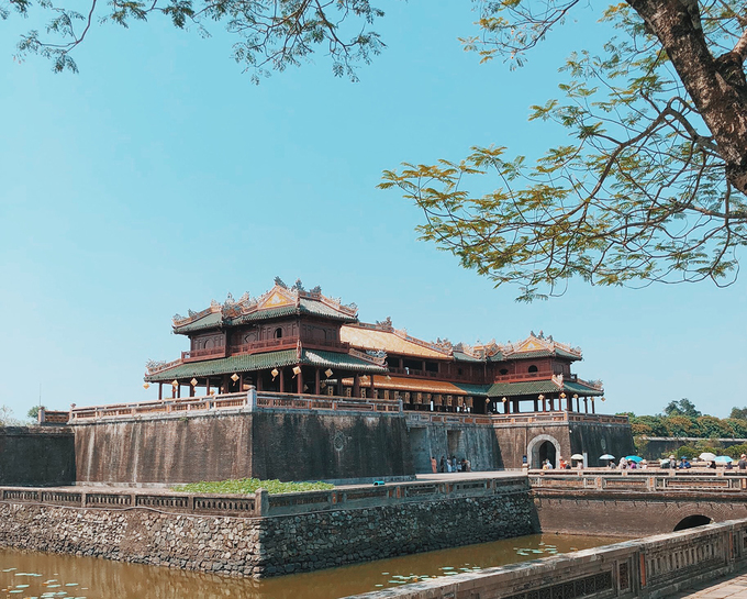 Đến đây, bạn không chỉ tham quan, tìm hiểu về vẻ đẹp hay lịch sử của công trình kiến trúc mà vào các dịp Festival hay lễ Tết, bạn còn được tham gia vào các hoạt động văn hoá như Đêm Hoàng cung, lễ đổi gác, dựng nêu, biểu diễn Nhã nhạc cung đình Huế...