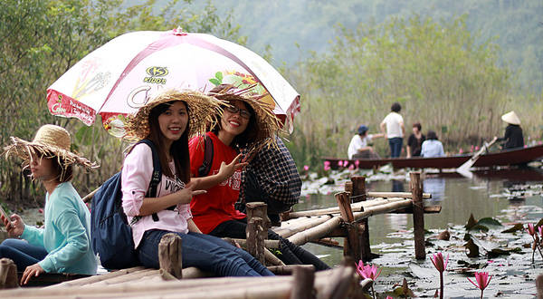 Bạn trẻ chụp ảnh hoa súng suối Yến chùa Hương