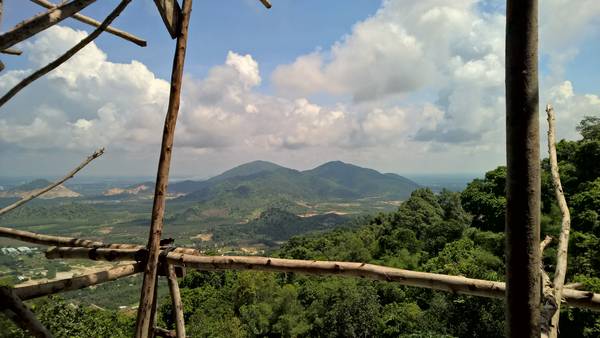 Quang cảnh nhìn từ chùa Hang Mai.