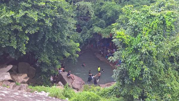 Phía hạ nguồn thì có nhiều người đến hơn vì có nhiều hàng quán ăn uống quán rất tiện lợi.