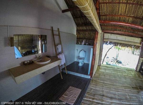 Bên ngoài các căn bungalow chỉ trông như những căn nhà lá đơn sơ trên hòn đảo hoang vắng nhưng bên trong nội thất khá đầy đủ, hợp với du khách muốn nghỉ ngơi ở những nơi yên bình, ít người lui tới. Ngoài bungalow cho khách đi theo đôi hoặc gia đình, Hòn Dăm còn có phòng ngủ tập thể cho khách đi du lịch bụi.