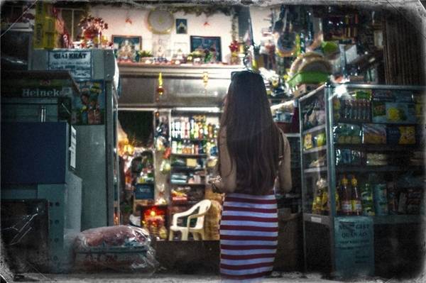 Nếu cô gái đứng nơi góc tiệm tạp hóa nhỏ mang cho bạn sự bình dị... (Ảnh: Internet)