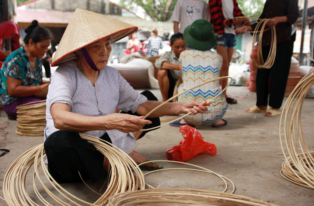 Cạp nón làng Chuông phải đạt yêu cầu dẻo dai và rắn chắc