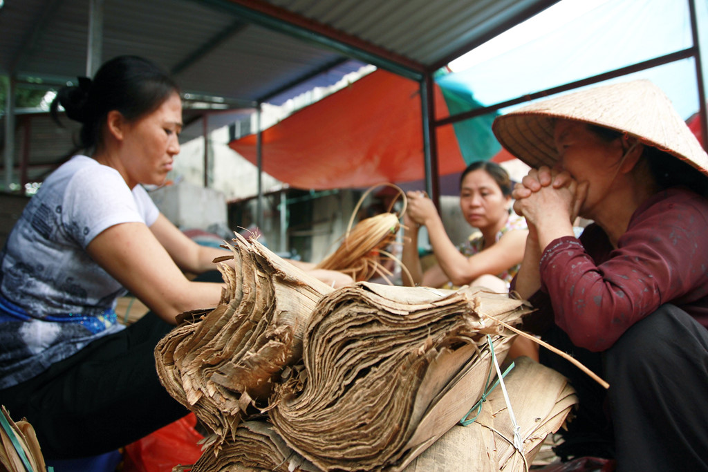 Mo lành hanh được bán tại chợ nón làng Chuông để tạo độ cứng cho nón