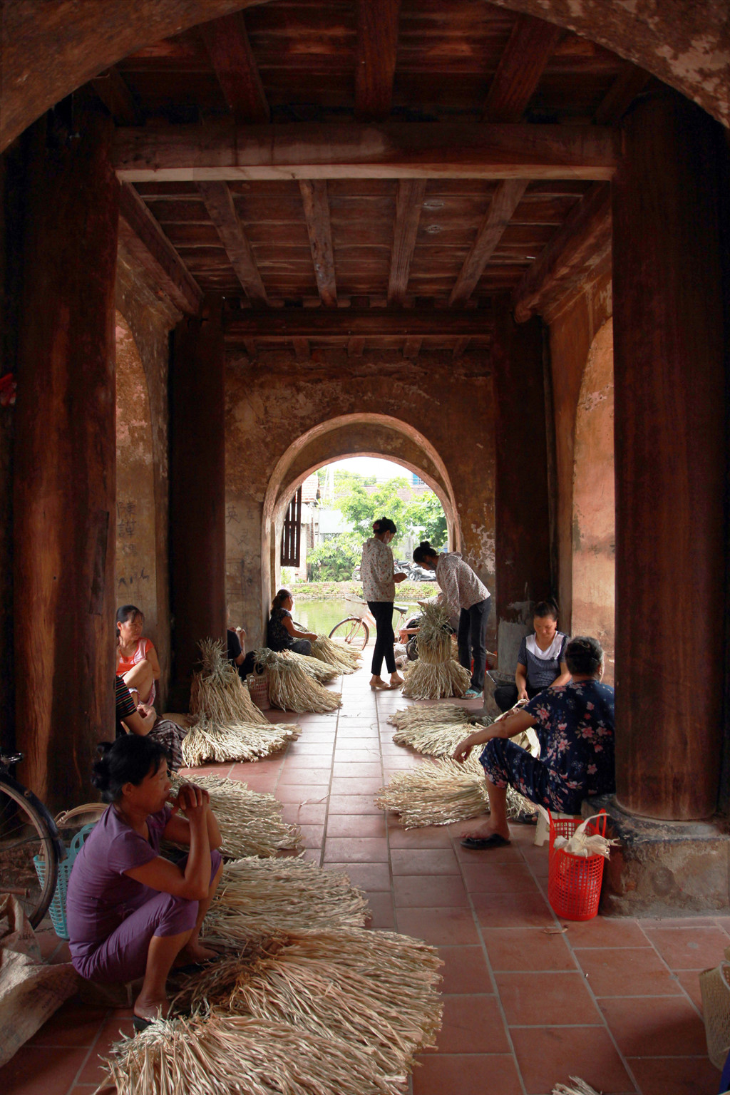 Phụ nữ bán lá lụi tại chợ nón làng Chuông thường ngồi ở sân chùa