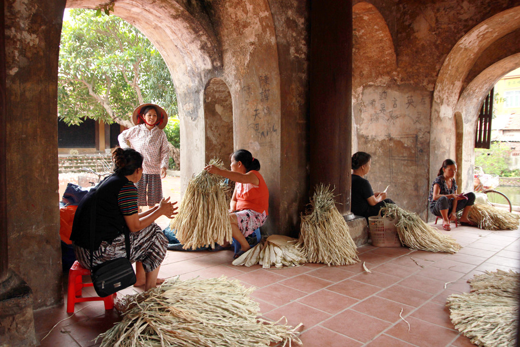 Lá lụi nguyên liệu chính làm nón tại chợ nón làng Chuông
