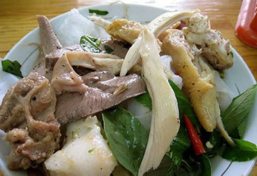 <strong>Bánh ướt lòng ​gà: </strong> Một phần sẽ gồm bánh ướt, lòng gà, heo, rau, bánh dày chiên và nước mắm. Thịt gà sử dụng trong món này dai, bánh nóng hổi nhưng khi đem ra, bạn cần ăn liền vì trời lạnh nên mau nguội. Giá một đĩa là 30.000 đồng. Ngoài ra, bạn có thể thử gỏi gà hoặc cháo gà khi đến quán Trang trên đường Tăng Bạt Hổ. Chú ý đến sớm tầm 16 - 17h vì quán bán rất mau hết. Ảnh: foody.