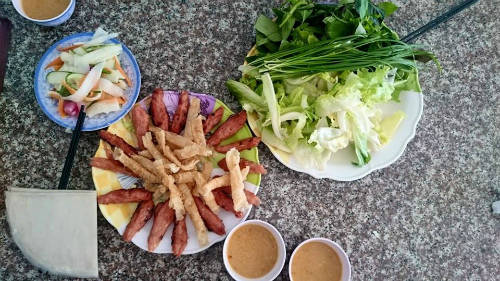 <strong>Nem nư​ớng: </strong> Cũng như bún bò Huế, nem nướng nổi tiếng tại Nha Trang nhưng nhiều người vẫn rủ nhau đi ăn món này ở quán Bà Hùng trên đường Phan Đình Phùng khi đến Đà Lạt. Khách đến quán chỉ cần ngồi xuống, trong tích tắc, món ăn sẽ được dọn ra. Giá ở đây là 40.000 đồng một phần, nem nướng ăn kèm rau sống tươi, cuốn bánh tráng và chấm nước mắm đậu phộng. Ảnh: Phạm Nhật Thắng