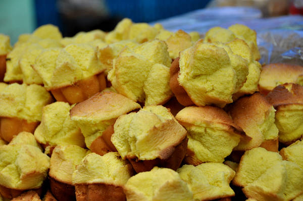 Cùng với các món bánh mang hương vị quê hương như bánh ram ít, bánh bột lọc, bánh bèo, bánh thuẫn - món quà mang vị ngọt béo cũng có mặt tại chợ bà Hoa.