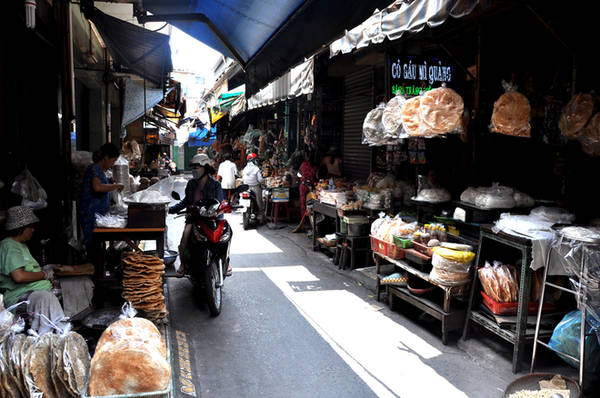 Đến chợ bà Hoa, người miền Trung không chỉ tìm được những món ăn đã gắn liền với ký ức, mà còn như được sống trên chính quê hương mình bởi người bán là những người xứ Quảng dù xa quê nhưng vẫn giữ nguyên giọng Quảng của mình. Chính vì thế theo nhiều người, ngôi chợ chính là nơi lưu giữ hồn quê của người xa xứ.