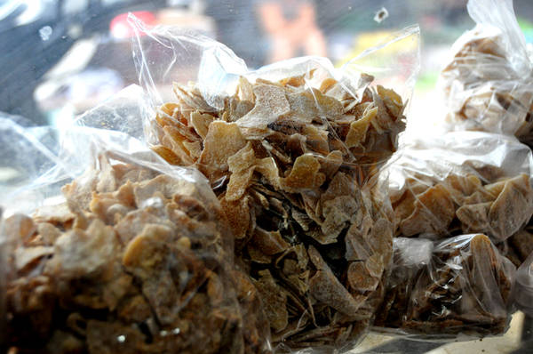 Vào những ngày đầu thành lập, chợ chỉ bày bán các mặt hàng phục vụ ngành may mặc, nhưng sau đó do nhu cầu của nhiều người miền Trung sống tại Sài Gòn, các thương lái bắt đầu chuyển hướng sang buôn bán đặc sản. Mứt gừng miền Trung cay, khô giòn, ít ngọt là sản phẩm được nhiều người chọn mua.