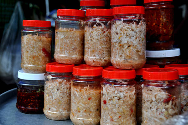 Mắm ruốc con được người bán đưa từ Quảng Nam vào bày bán cùng hàng chục loại mắm nổi tiếng khác của người miền Trung như mắm nêm, mắm cáy, mắm cà pháo Dì Cẩn (Đà Nẵng), mắm tôm chua Huế...