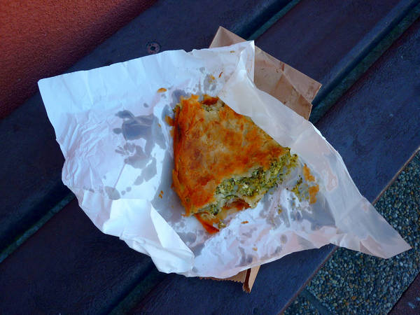 Món ăn sáng Đông Âu ở Croatia với bánh Burek nhân phô mai và thịt