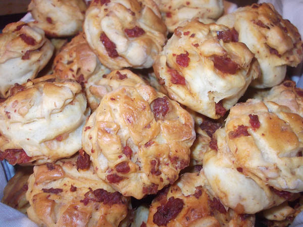 Hungary: Bữa sáng của người Hungary gồm: trà, sữa, chocolate và “hémendex” (trứng chiên jambon), các loại thịt nguội, pho mát, bánh mì phết mật ong và mứt trái cây. Ảnh: Jucmi’s