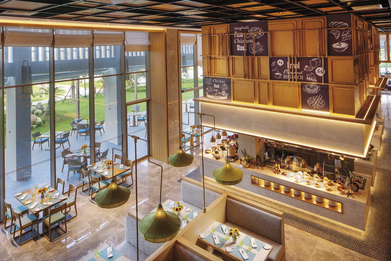 Không gian ẩm thực sang trọng tại nhà hàng Panorama Movenpick Cam Ranh