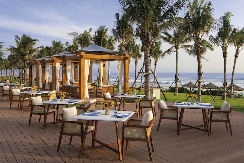 Nhà hàng Tropicana sát biển lộng gió tại Movenpick Cam Ranh