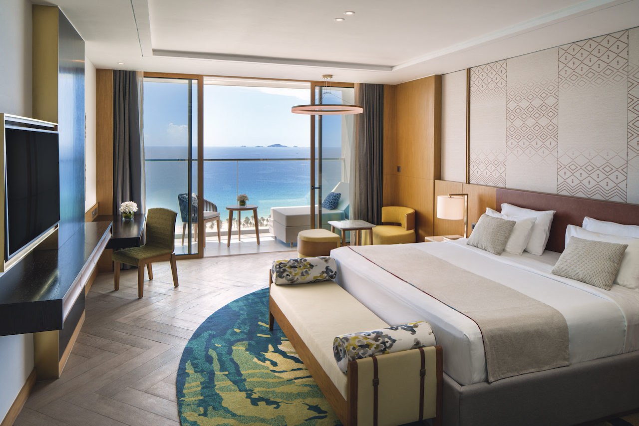 Nội thất tinh tế trong phòng nghỉ Movenpick Cam Ranh