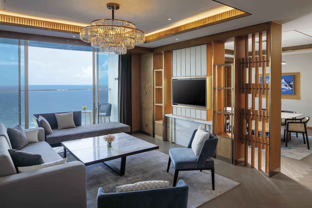 Nội thất phòng ngủ sang trọng hướng biển tại Movenpick Cam Ranh