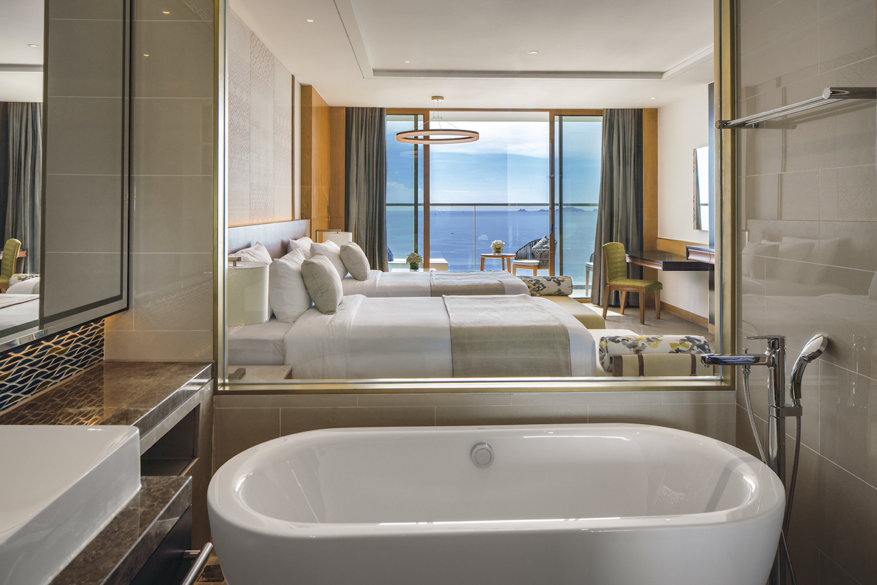 Không gian phòng ngủ sang trọng tại Movenpick Cam Ranh