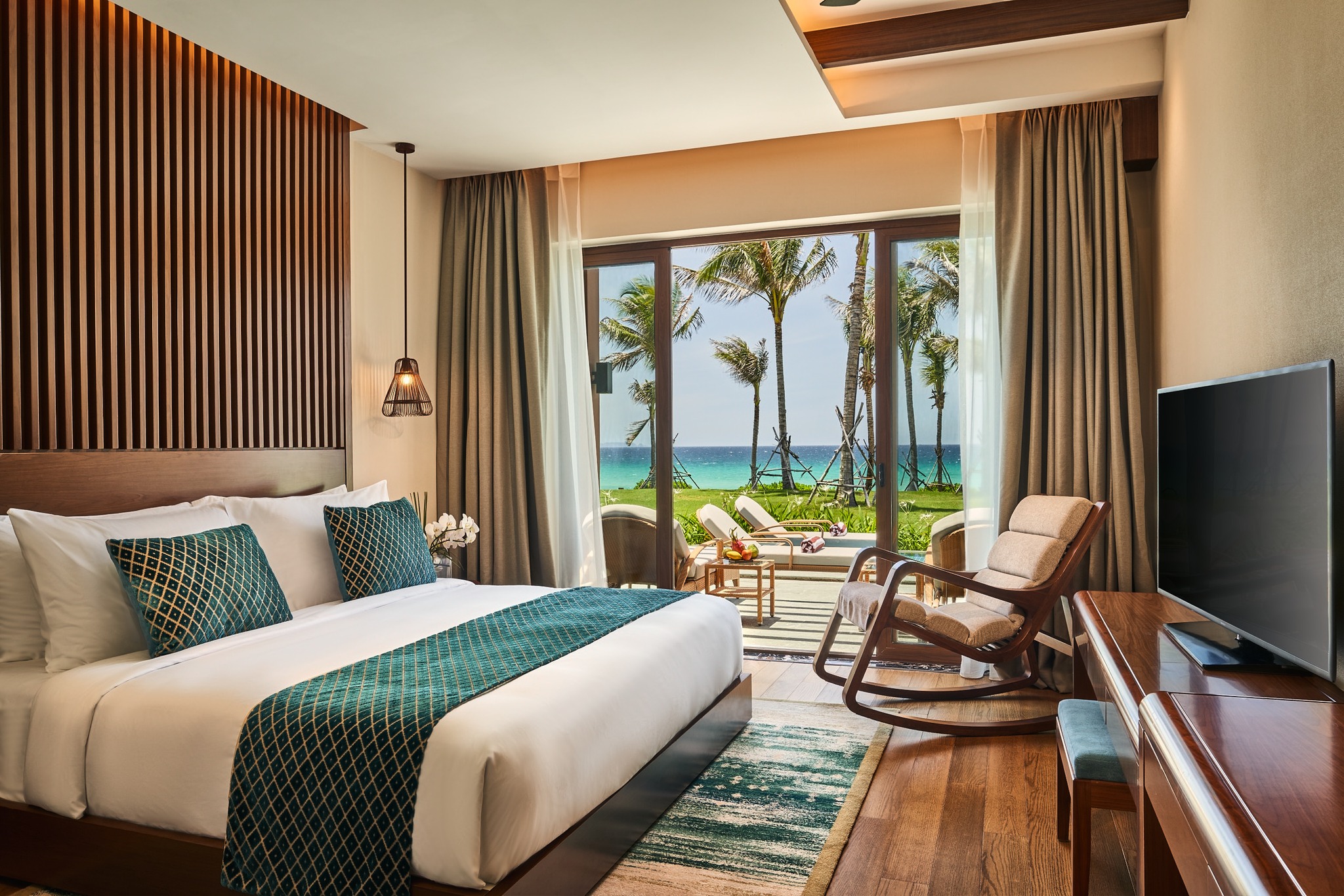 Không gian phòng khách hiện đại tại resort Movenpick Cam Ranh