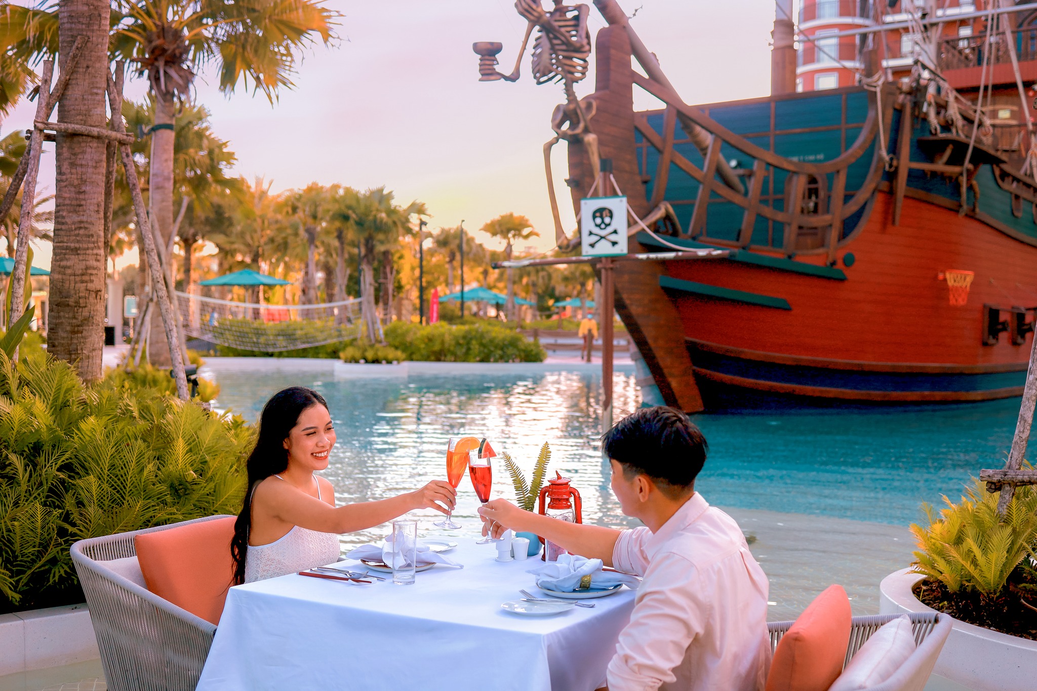 Hồ bơi Movenpick Phan Thiết với con tàu hải tặc