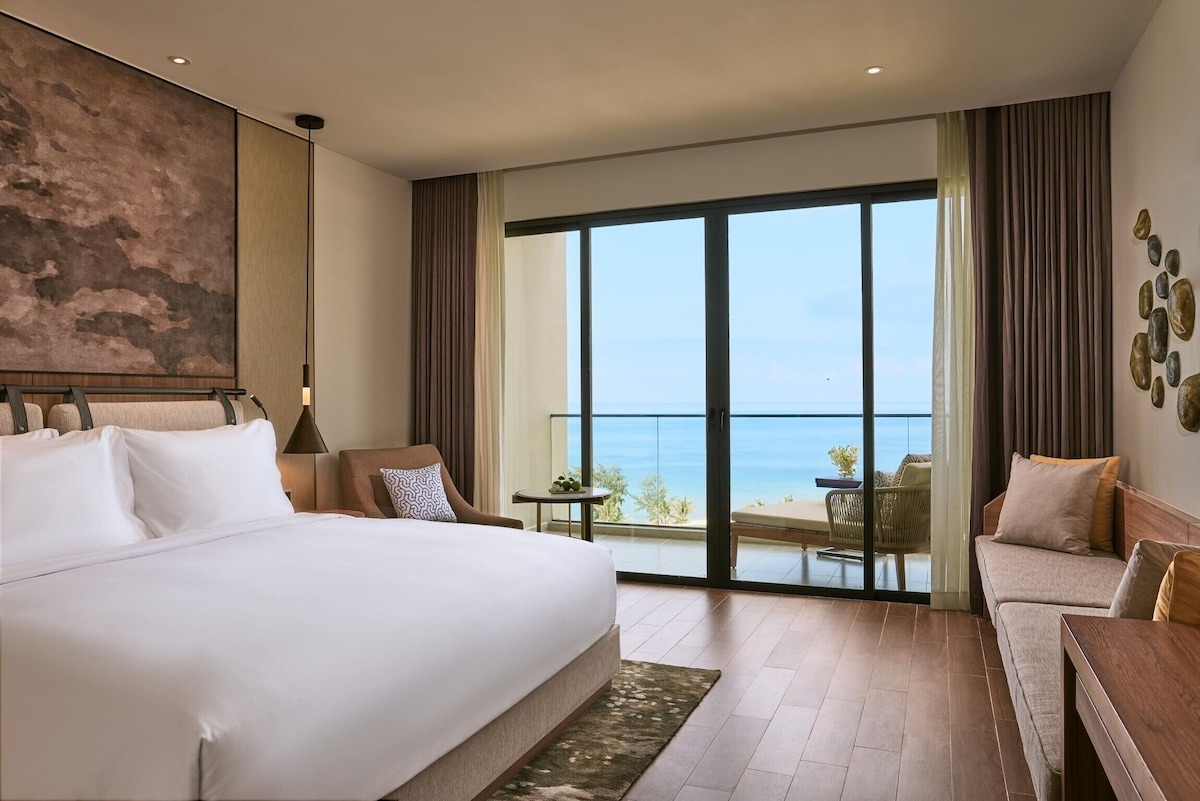 Hồ bơi resort Phú Quốc Movenpick Waverly