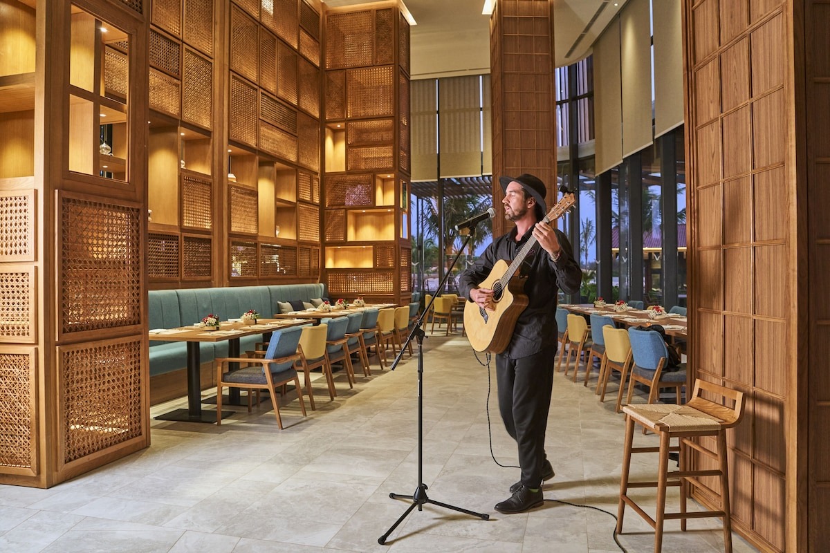 Aura Beach Club tại Movenpick Waverly Phú Quốc Aura Beach Club tại Movenpick Waverly Phú Quốc