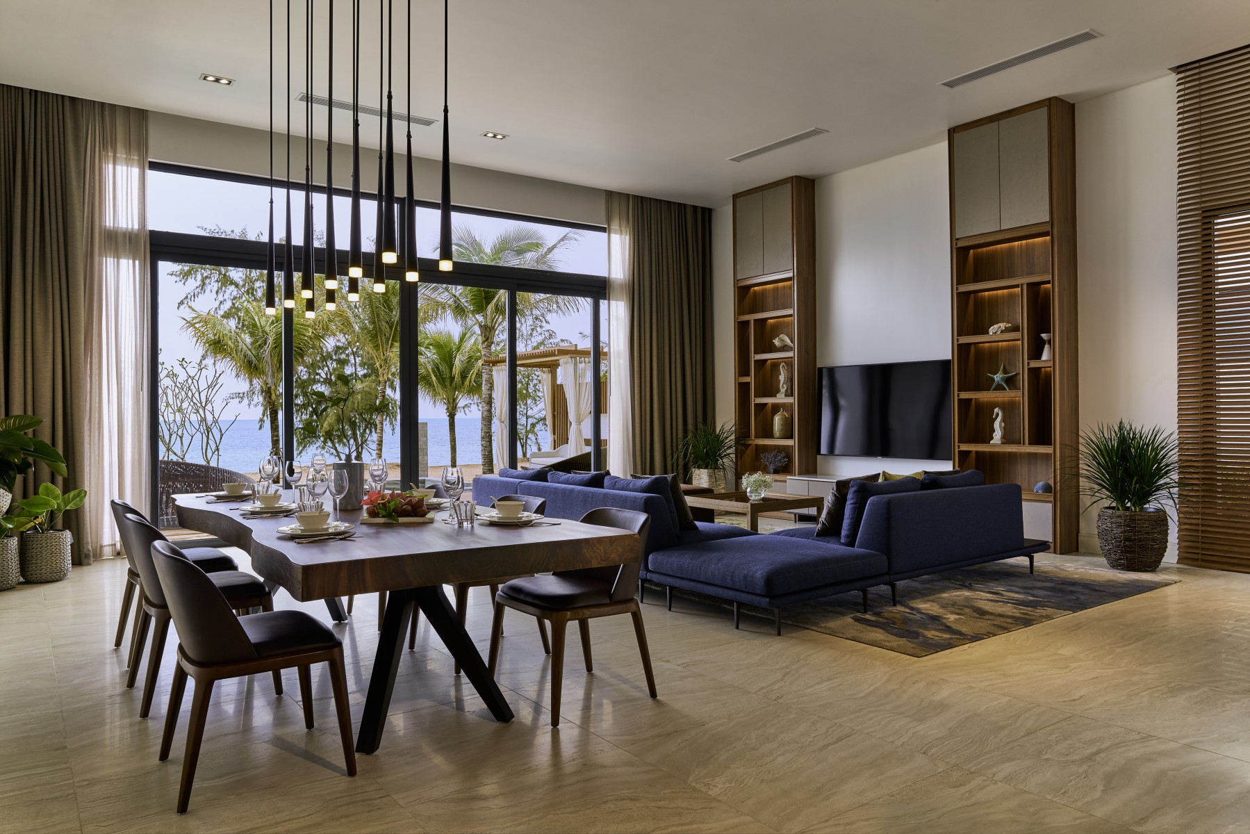 Phòng khách tại Movenpick Waverly Phú Quốc