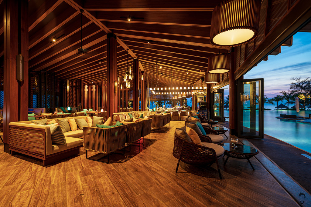 Bể bơi và khu vực thư giãn tại Movenpick Waverly Phú Quốc Bể bơi và khu vực thư giãn tại Movenpick Waverly Phú Quốc