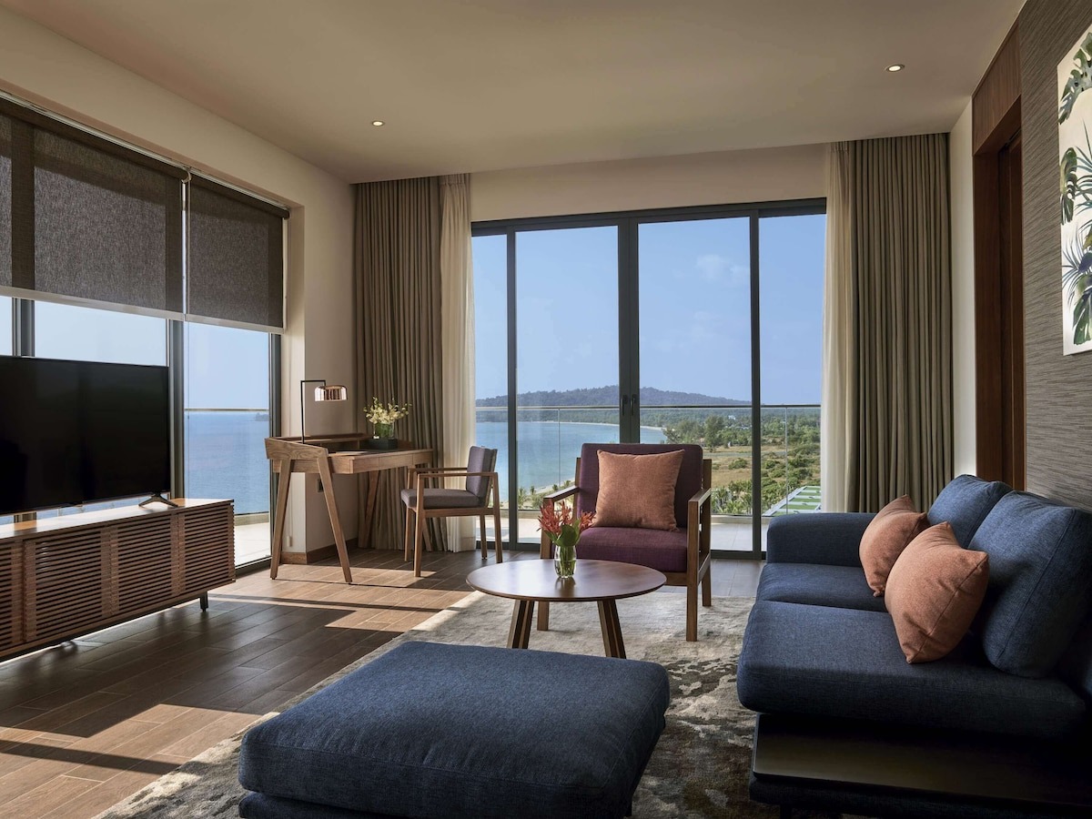 Phòng Suite hướng biển Movenpick Waverly Phú Quốc