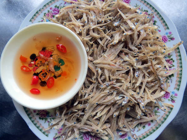 Khô rang cơm mồm chấm nước mắm - Ảnh: Minh Kỳ
