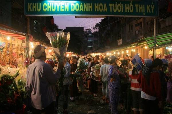 Chợ hoa Hồ Thị Kỷ tấp nập người mua sắm Tết Sài Gòn