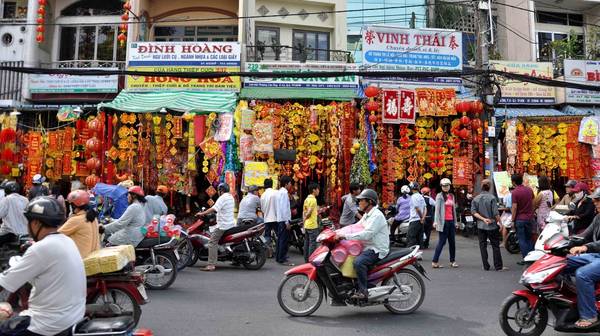 Chợ Tài Lộc trên đường Hải Thượng Lãn Ông dịp Tết Sài Gòn