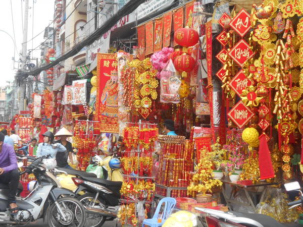 Đồ trang trí, bao lì xì, lồng đèn mua sắm Tết Sài Gòn