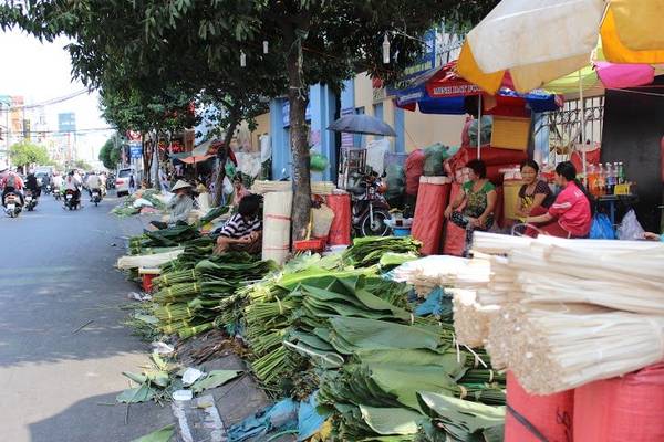 Chợ lá dong ngã ba Ông Tạ chuẩn bị gói bánh Tết