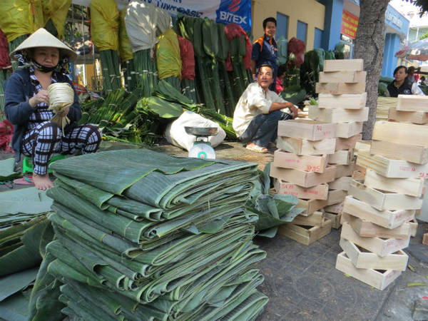 Lá dong, lá chuối và khuôn bánh chưng tại chợ Sài Gòn